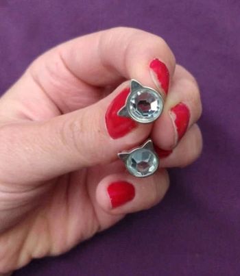 Petites puces boucle d'oreille argentée chat