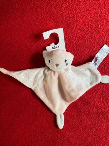 GEMO doudou plat chat rose nez coeur neuf