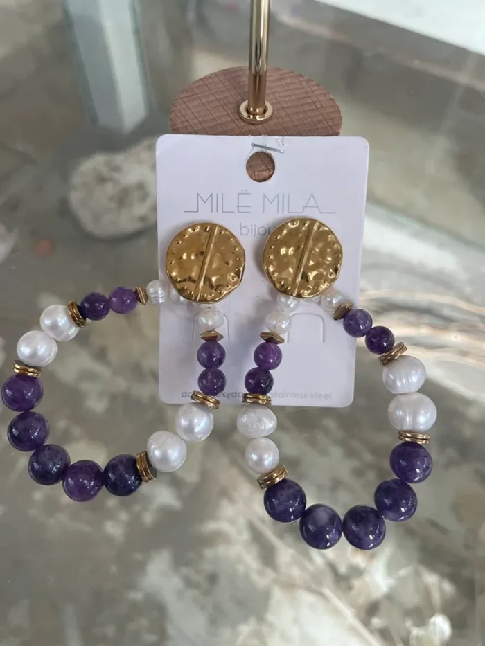Boucles d'oreilles gouttes perles violettes blanches et doré. Taille unique