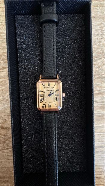 Montre chic bracelet cuir noir cadran carré chiffres romains 