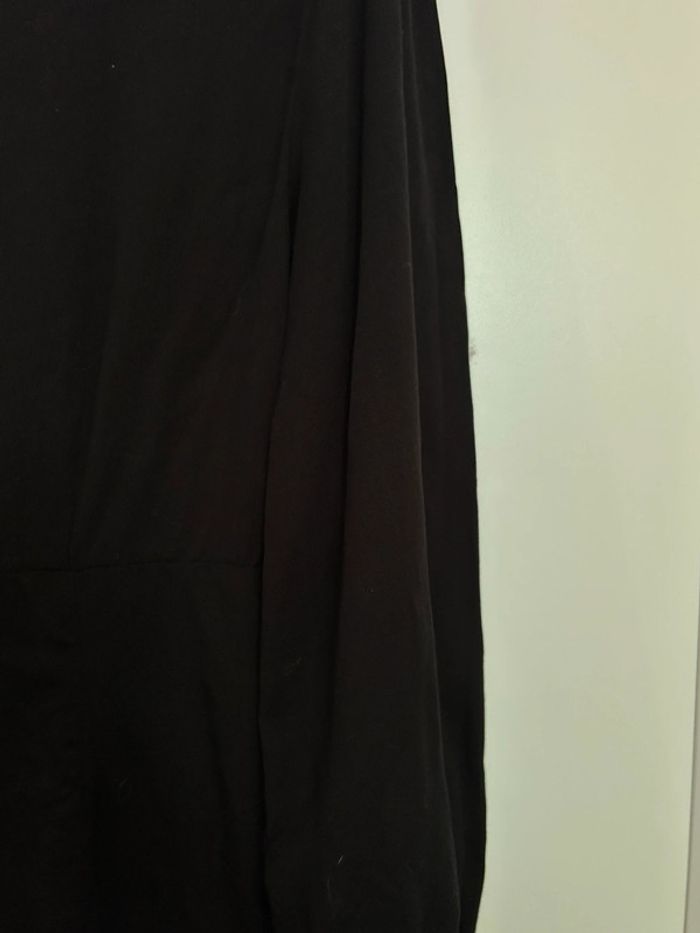 669 – robe Zara noire à manches longues et col v avec détails dentelles et boutons - photo numéro 10