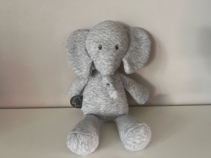 Peluche éléphant nattou  Neuf  Vendu sans boite                #bebefille6mois_candysand    #bebegarcon #naissance #naissancegarcon #nourrisson #maternité #sacfemme #grossesse #ensemblebebe #prixnegociable #prixlots #chauffebiberon #éveil #eveilbebe #joue - photo numéro 2