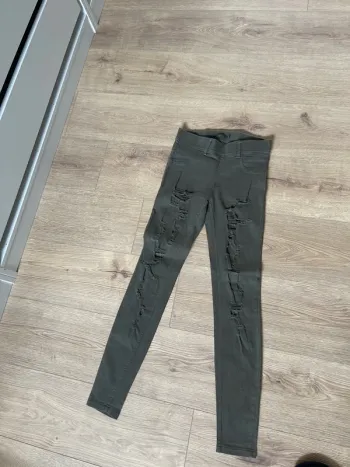 Legging kaki à trous