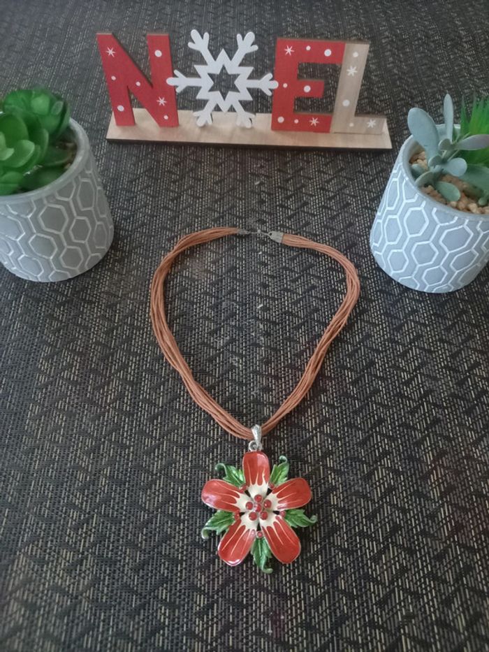 Collier à cordes avec grosses fleur Rouge et verte