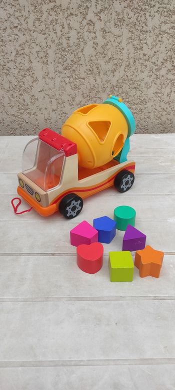 Camion benne en bois avec formes