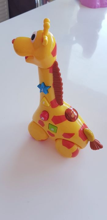 Girafe roulante musicale