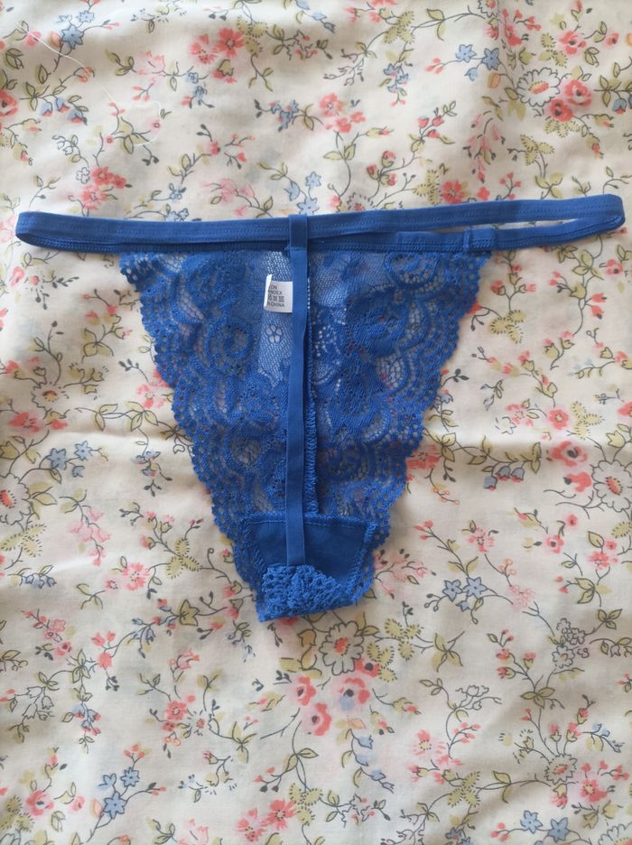 String neuf bleu dentelle taille M L - photo numéro 2