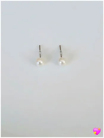 Clous d’oreilles perles blanches – Discrétion & Élégance