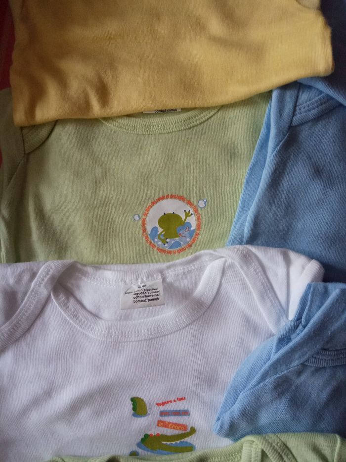 Lot de 7 BODYS (manches longues) en taille 6 mois - photo numéro 2