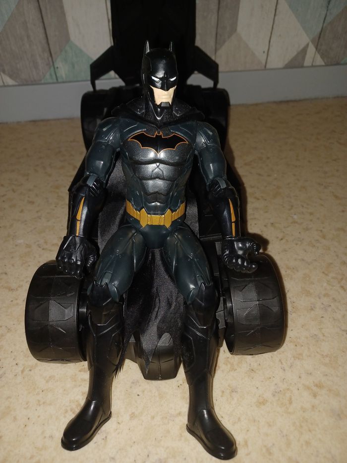 Voiture et figurine batman