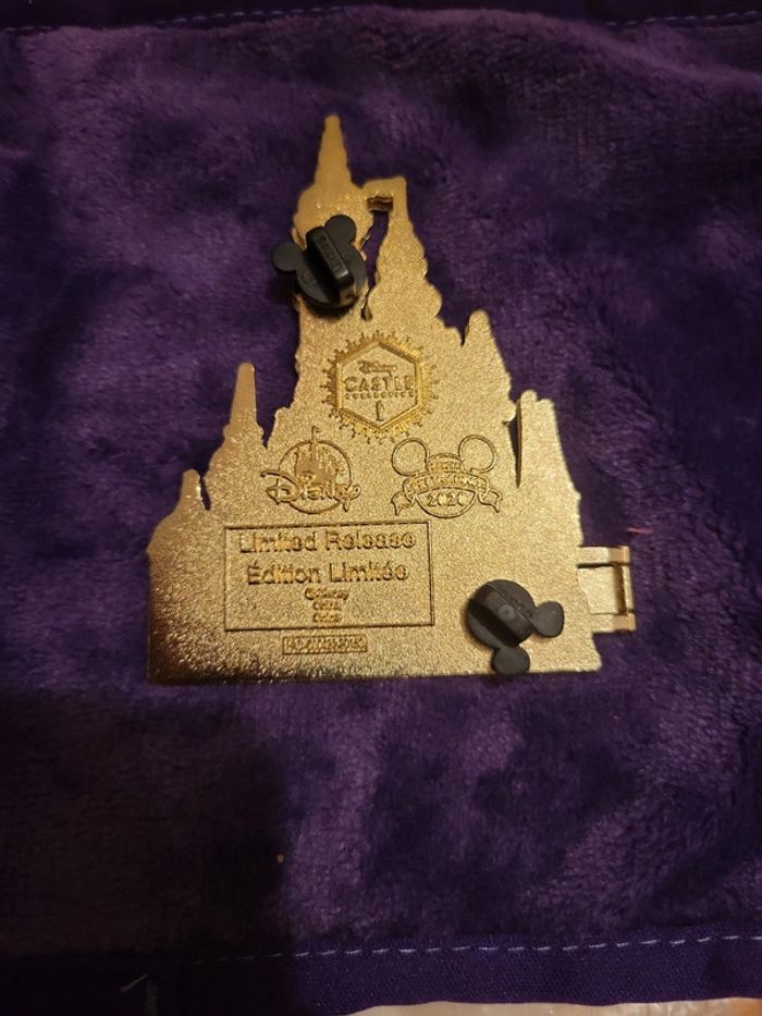 Grande broche pins château raiponce - photo numéro 2