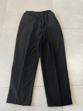 Pantalon noir en très bon état, 38x100cm