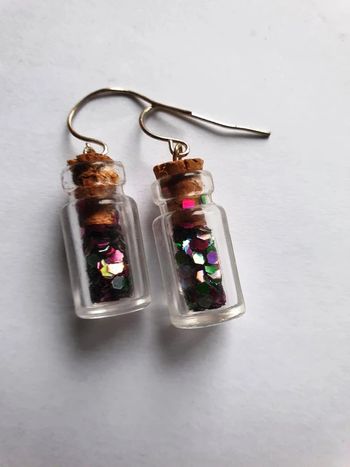 Boucle d'oreille en forme de bouteille fille avec pailette à l'interieur