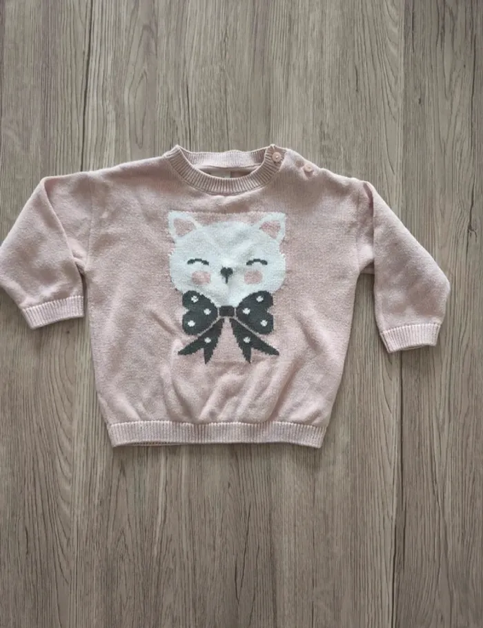 Pull rose clair avec une tête de chat