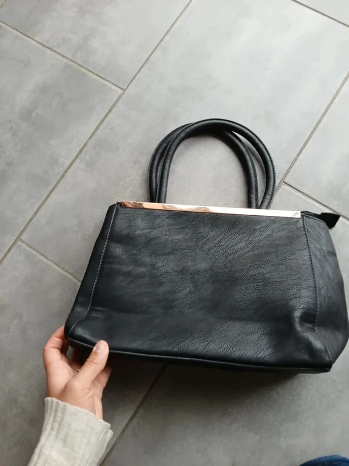 Sac à main noir et doré