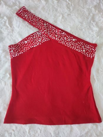 Tee shirt une manche rouge taille S légère bouloche sur un côté du dos