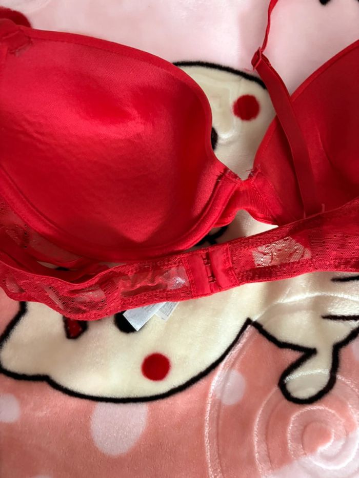 Soutien gorge rouge - photo numéro 5