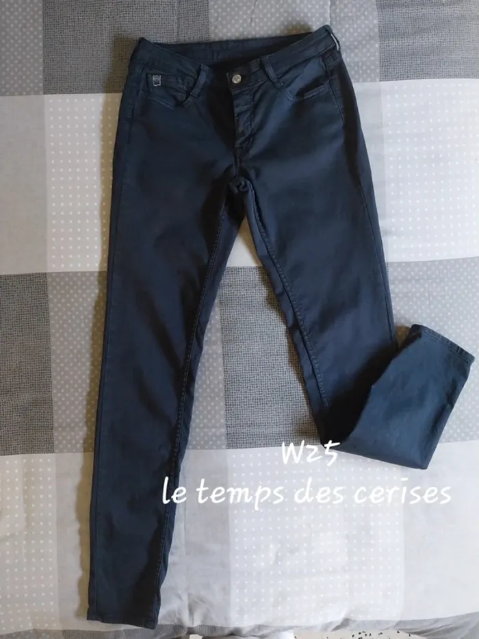 Jeans  W25.  " le temps des cerises "