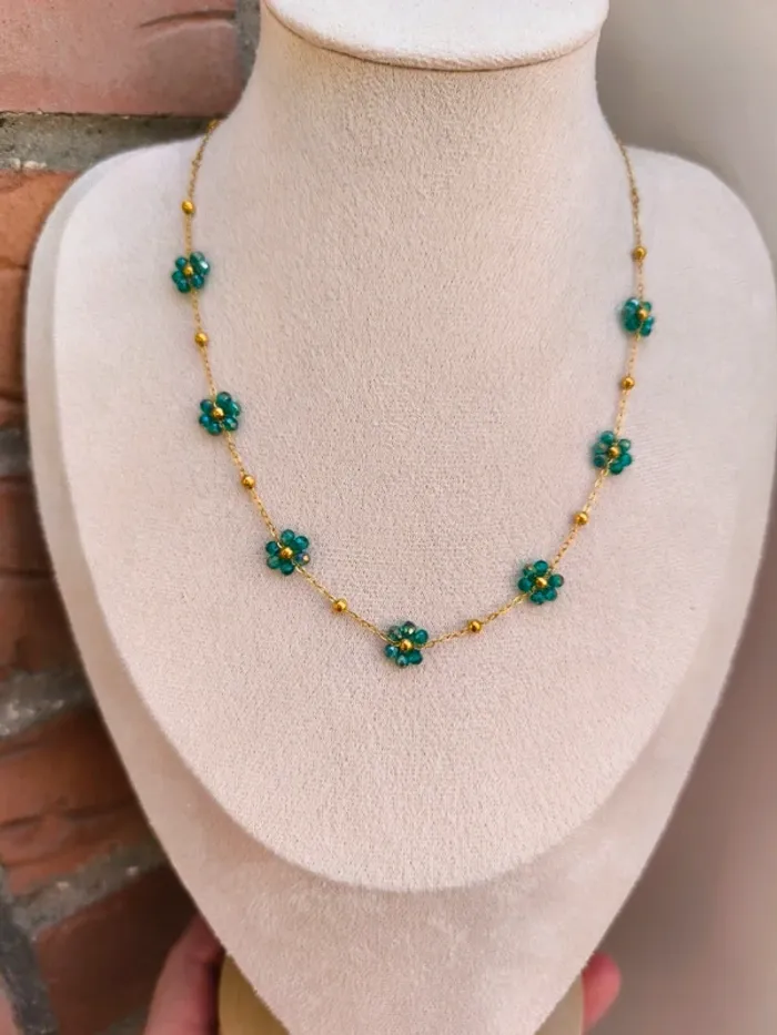 Collier doré avec fleurs marguerites vertes - photo numéro 2