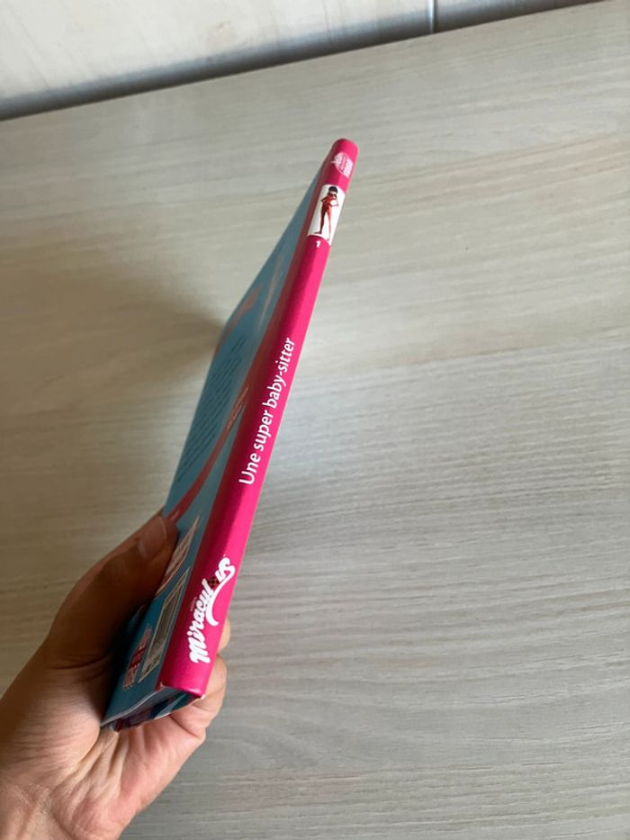 Livre "Miraculous – Une super baby-sitter – Tome 1 – très bon état – Bibliothèque Rose – 8-10 ans - photo numéro 3