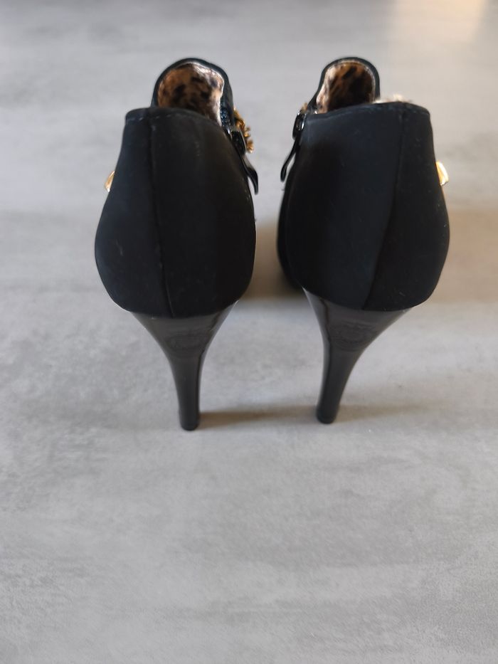 Chaussures en suédine noir avec chaînettes talon haut taille 37 - photo numéro 3