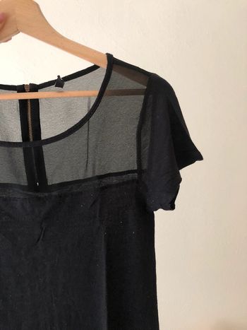 T-shirt nera con trasparenza