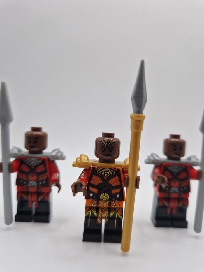 Figurines type lego Okoye générale du Wakanda + 2 guerrières du Wakanda Marvel - photo numéro 2