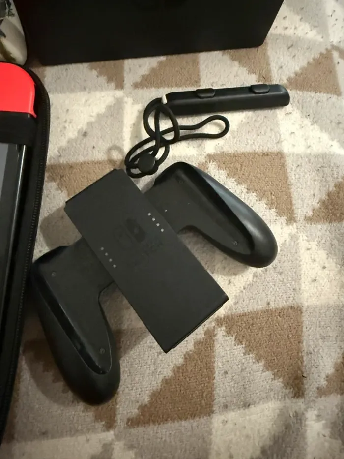 Pack Nintendo Switch V1 (Première Génération) avec de nombreux accessoires et housse de transport. - photo numéro 4
