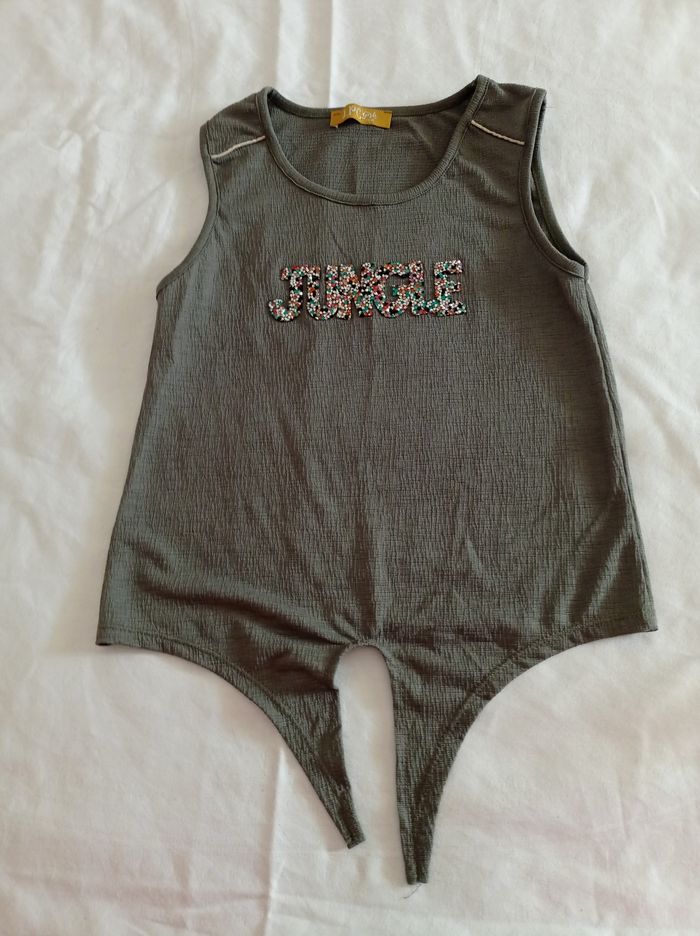 Petit pull sans manches couleur kaki voir photos taille 10 ans avec inscription devant voir photos - photo numéro 2