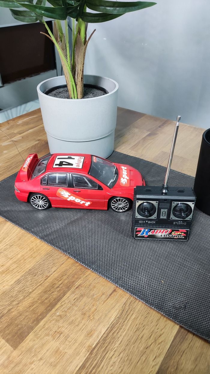 Voiture télécommandée rouge sport - photo numéro 2