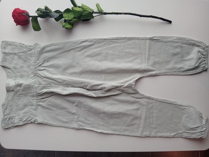 Jolie combinaison vert amande 36 mois