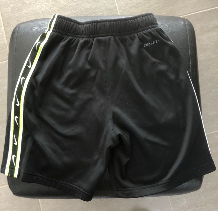 Short « Nike »  Taille 128-137 cm (8-10 ans) - photo numéro 2