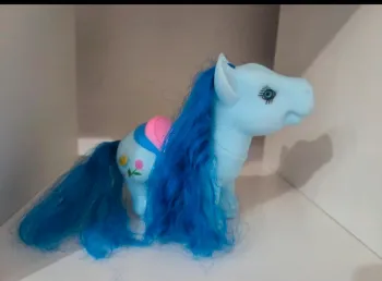 Petit poney bleu