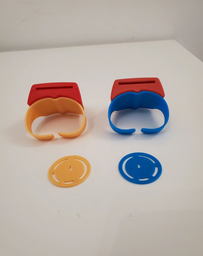 Marvel Avengers Lot de 2 bracelets lance jetons avec 2 jetons Bon état 7cm env. - photo numéro 2