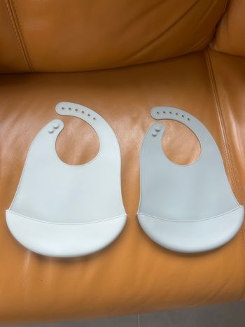 2 bavoirs en silicone bébé / enfant TBE