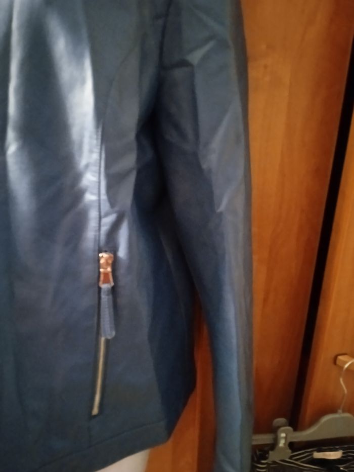 Beau blouson bleu en simili cuir Kiabi taille 46 comme neuf - photo numéro 4