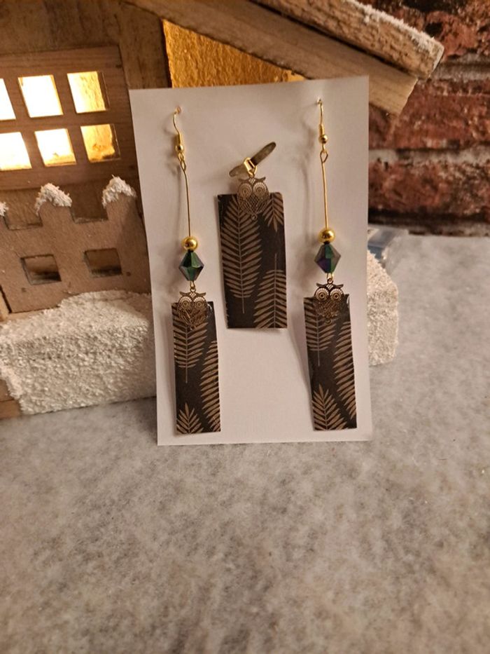 Boucles d'oreilles pendante avec pendentif assortie en résine rectangulaire - photo numéro 3