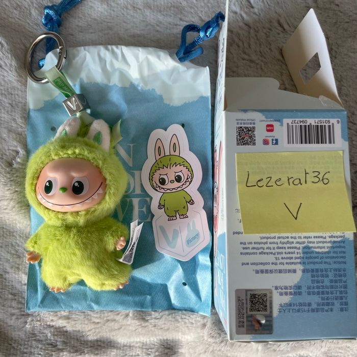 Peluche LABUBU Pin for Love – Lettre V (POP MART)