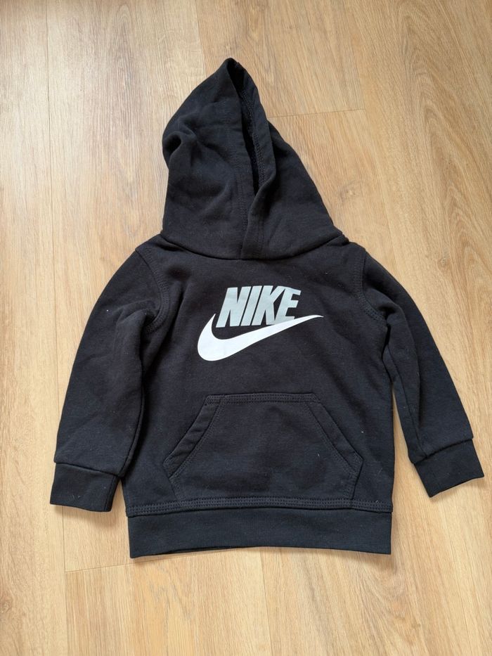 Sweat à capuche NIKE noir bébé – 12 mois (74–80 cm)