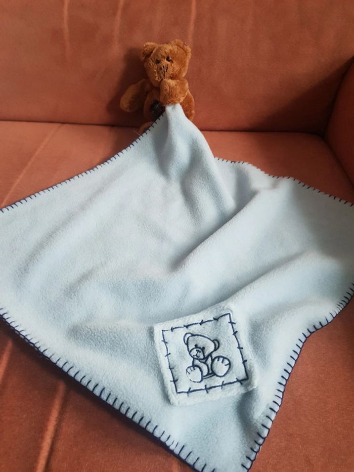 Doudou ourson brun avec mouchoir  bleu Alice's  bear shop