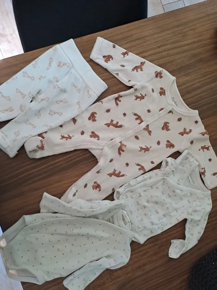 Lot pyjama body 1 mois neuf