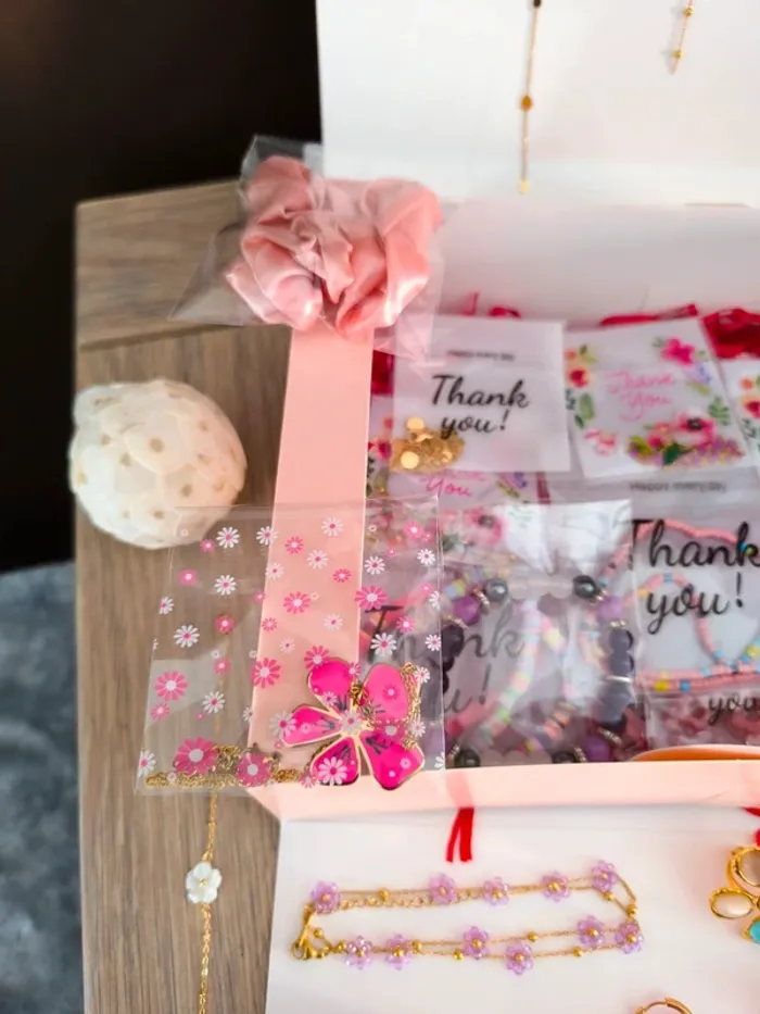 Lot de 40 bijoux dorés, blancs et roses - photo numéro 9