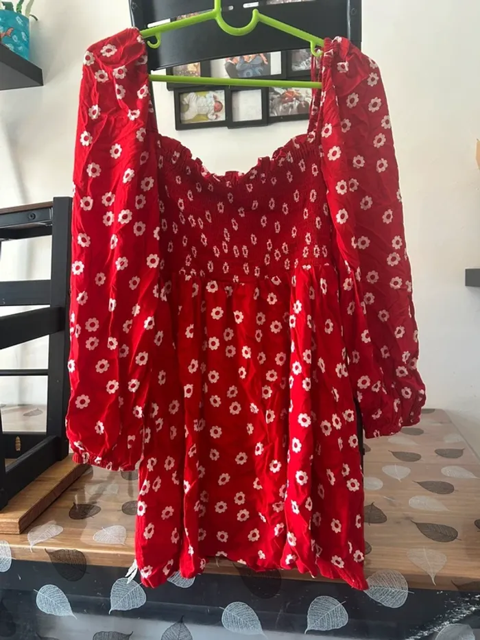 Robe rouge à fleurs
