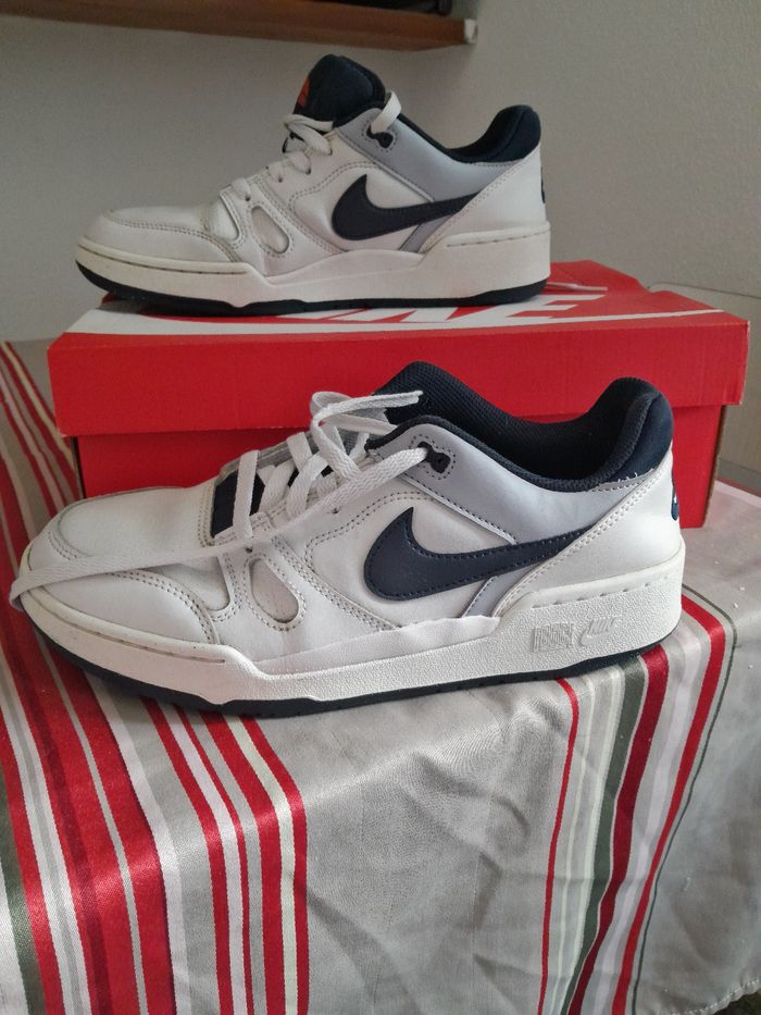 Paire de chaussures Nike Pointure 42 - photo numéro 3