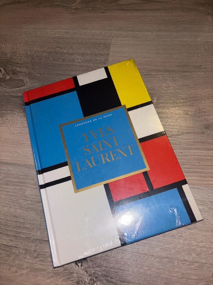Livres Yves St Laurent neuf