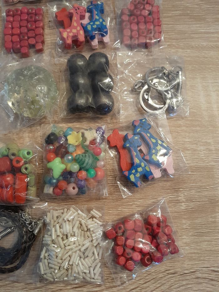 Lot de 40 sachets de perles et accessoires - photo numéro 2
