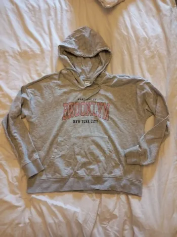 Sweat femme capuche et poche ventrale
