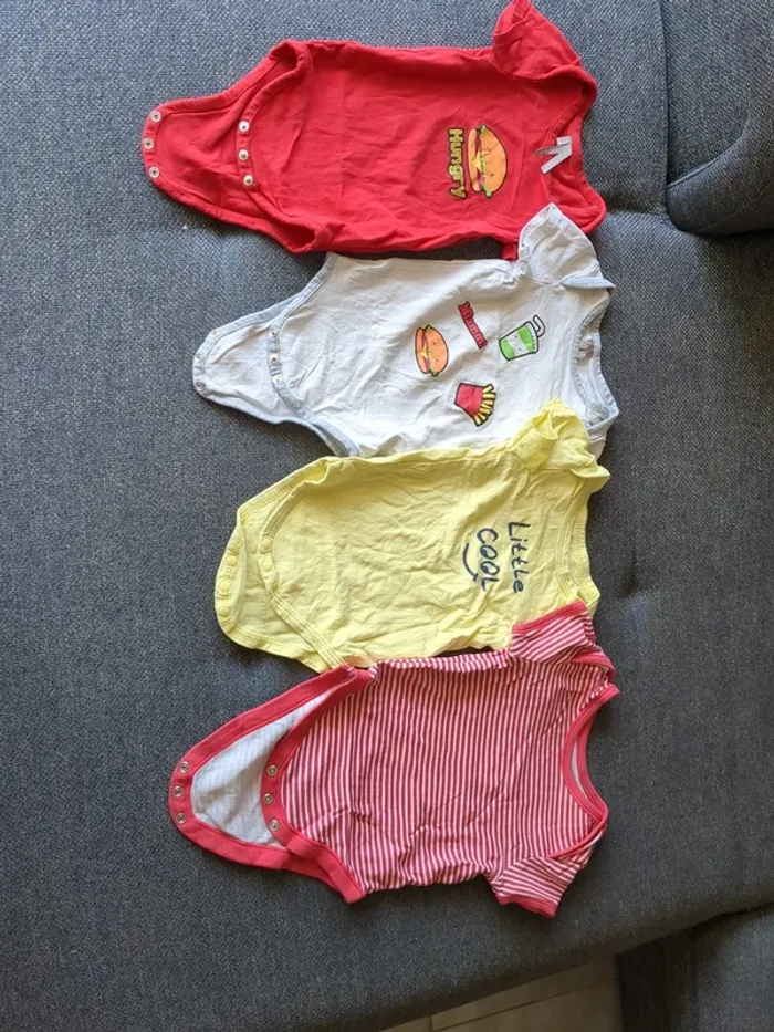 Lot de 4 bodies manches courtes 9 mois