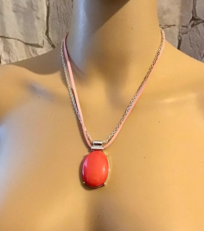 Collier pendentif argentée et rose pendentif de 4 cm de long