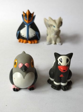 4 figurines Pokémon Bandai Poichigeon Malosse Pingoleon Reshiram